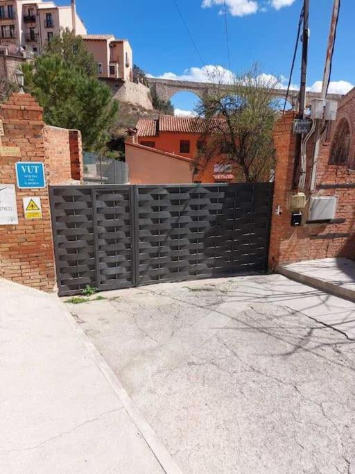 Apartamento La Buhardilla. Aparcamiento exterior privado Teruel Exterior foto