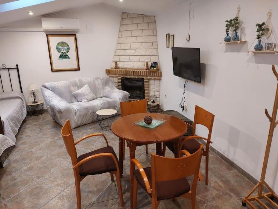Apartamento La Buhardilla. Aparcamiento exterior privado Teruel Exterior foto