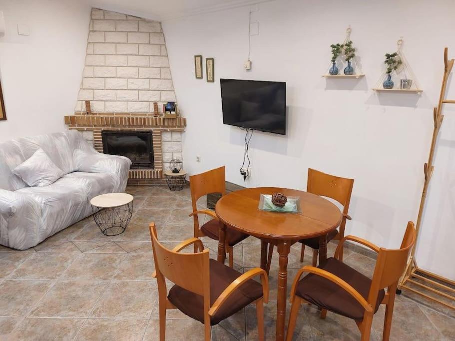 Apartamento La Buhardilla. Aparcamiento exterior privado Teruel Exterior foto
